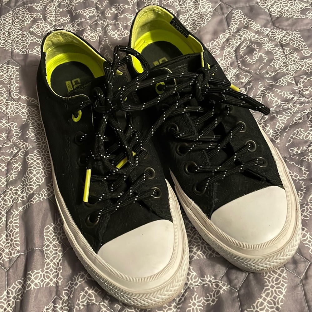 Converse unisex M5/W7 all star chucks! Reflective laces and heels.